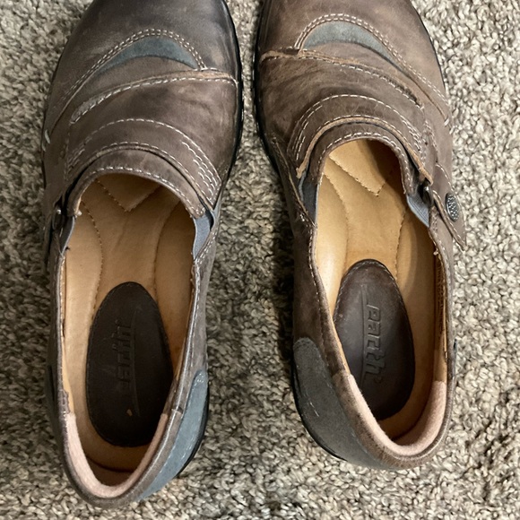 Earth Beetlebug gray & brown 2 tone comfort clog. Size 5 - Picture 6 of 9